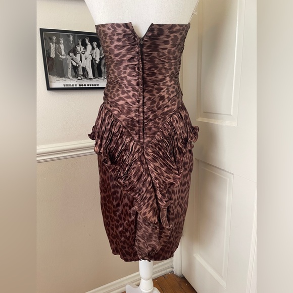 80s Vintage Leopard Dress w Sweetheart Neckline and Frilly Bottom - Picture 4 of 13